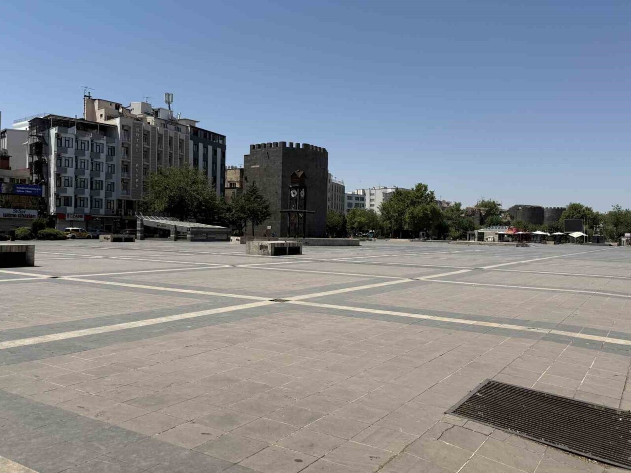 Diyarbakır’da yaz mevsimiyle birlikte artan sıcaklıklar hayatı olumsuz etkiliyor. Hissedilen