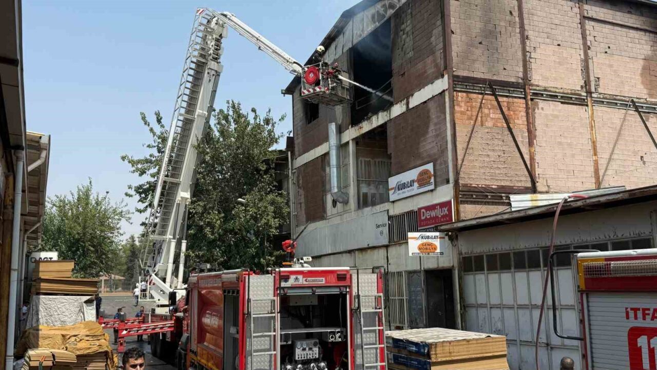 Diyarbakır’da bir mobilya boya atölyesinde yangın çıktı. Dumanlar gündüzü geceye