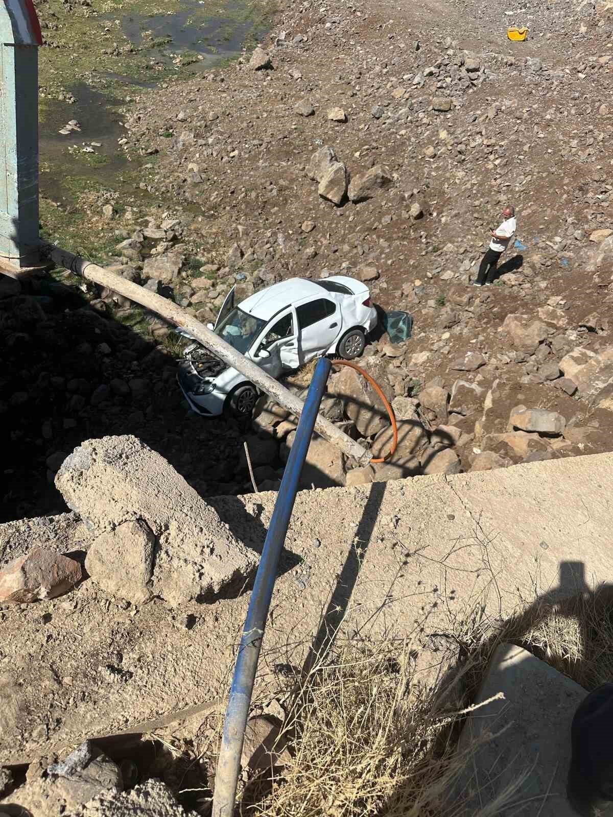 Diyarbakır’ın Çınar ilçesinde otomobilin köprüden düşmesi sonucu sürücü yaralandı. Edinilen