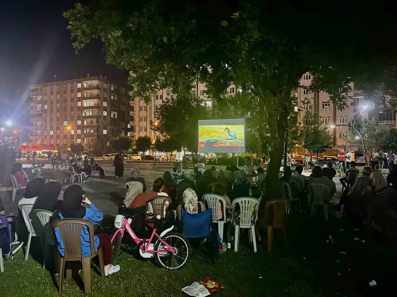 Diyarbakır Büyükşehir Belediyesi ve ilçe belediyeleri, açık hava film gösterimleri