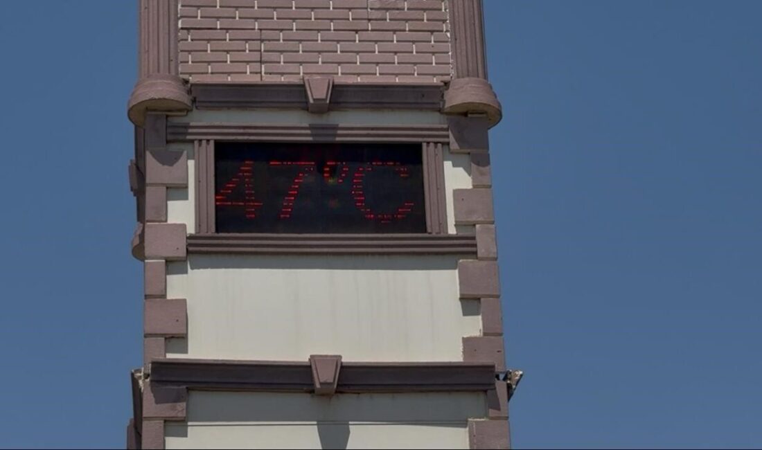 Diyarbakır’da termometre 74 dereceyi gösterirken, çocuklar süs havuzlarına girerek serinledi,