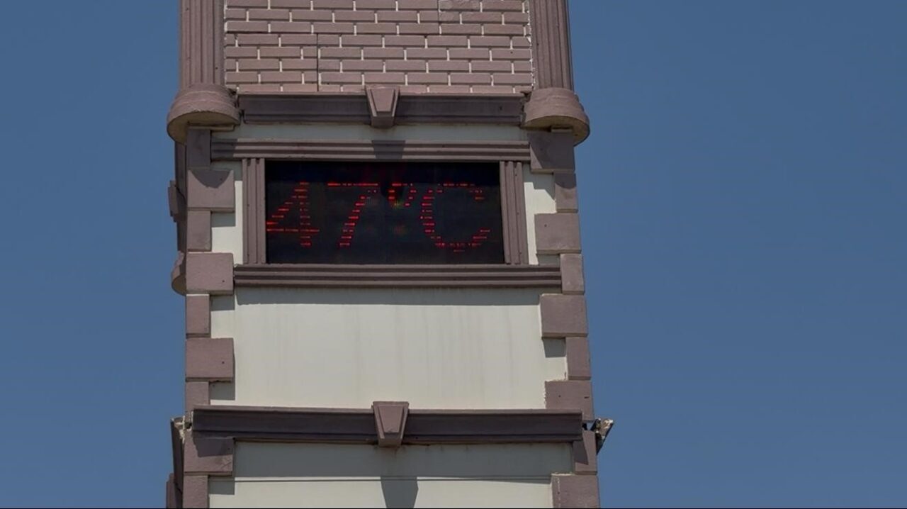 Diyarbakır’da termometre 74 dereceyi gösterirken, çocuklar süs havuzlarına girerek serinledi,