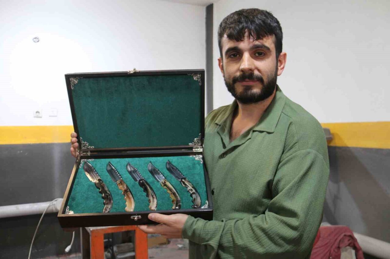 Sivaslı bıçak ustası Emre Göçeri, 10 bin koç boynuzu arasından