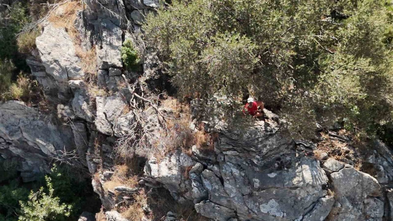 Muğla’nın Marmaris ilçesi İçmeler Mahallesi Kızılkum mevkiinde doğa yürüyüşü yaparken