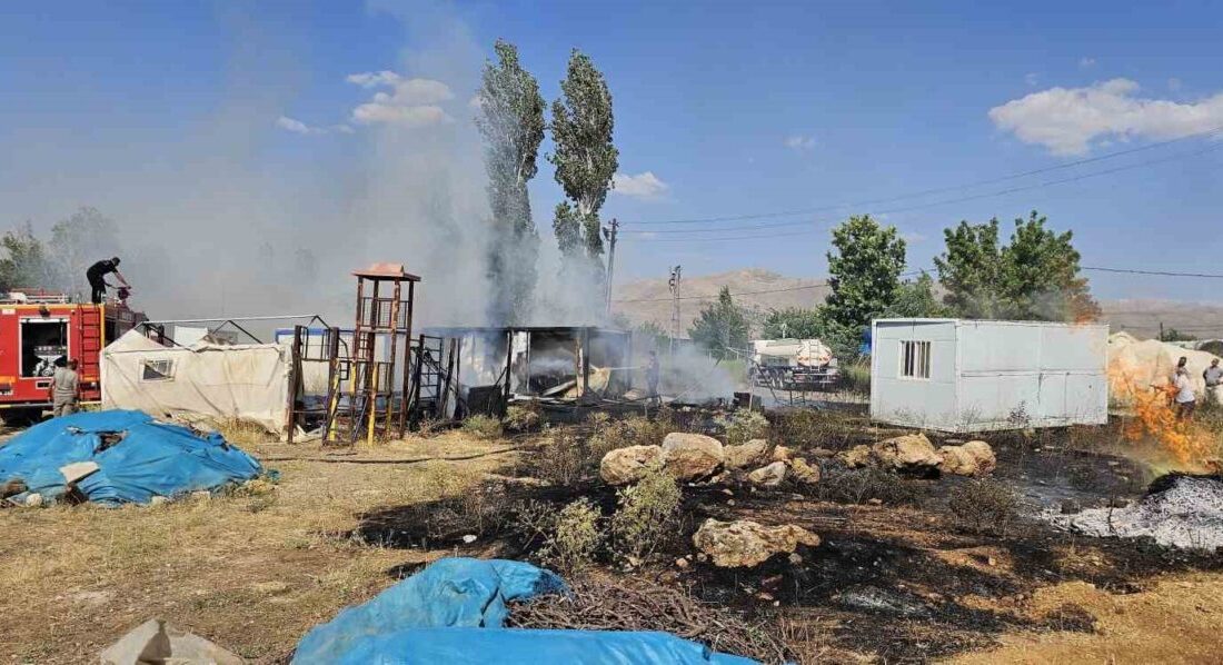 Malatya’nın Doğanşehir ilçesinde konteyner kentte çıkan yangın paniğe neden oldu.