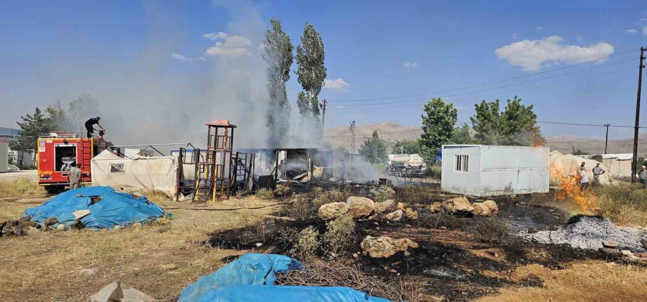 Malatya’nın Doğanşehir ilçesinde konteyner kentte çıkan yangın paniğe neden oldu.