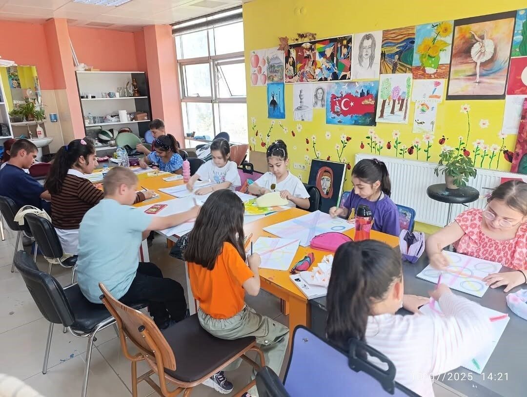 Ağrı’nın Doğubayazıt ilçesinde minik öğrenciler kendilerini sanatsal olarak geliştiriyor. Doğubayazıt