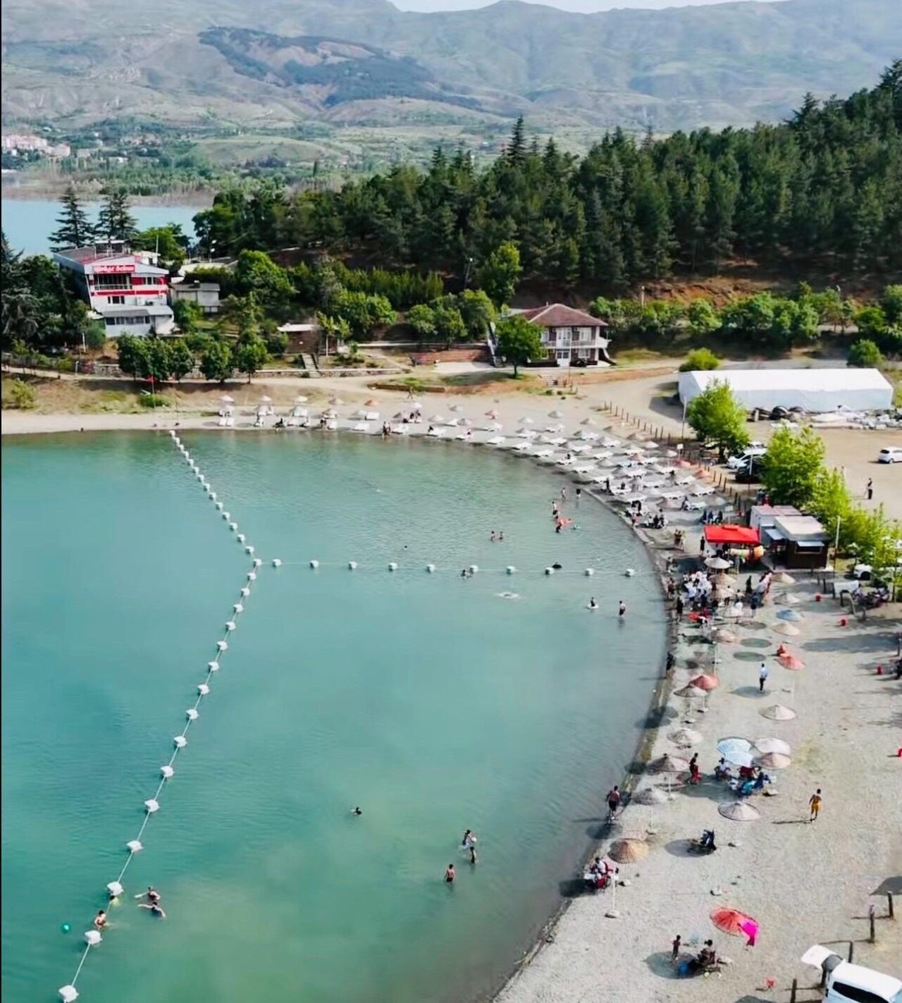Elazığ’ın güneydoğusunda yer alan Hazar Gölü, doğal güzellikleri, berrak suları