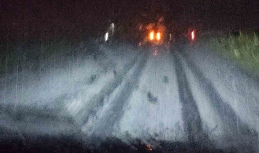 Ardahan’ın Hanak ilçesinde sağanak yağışın ardından etkili olan dolu yağışı,