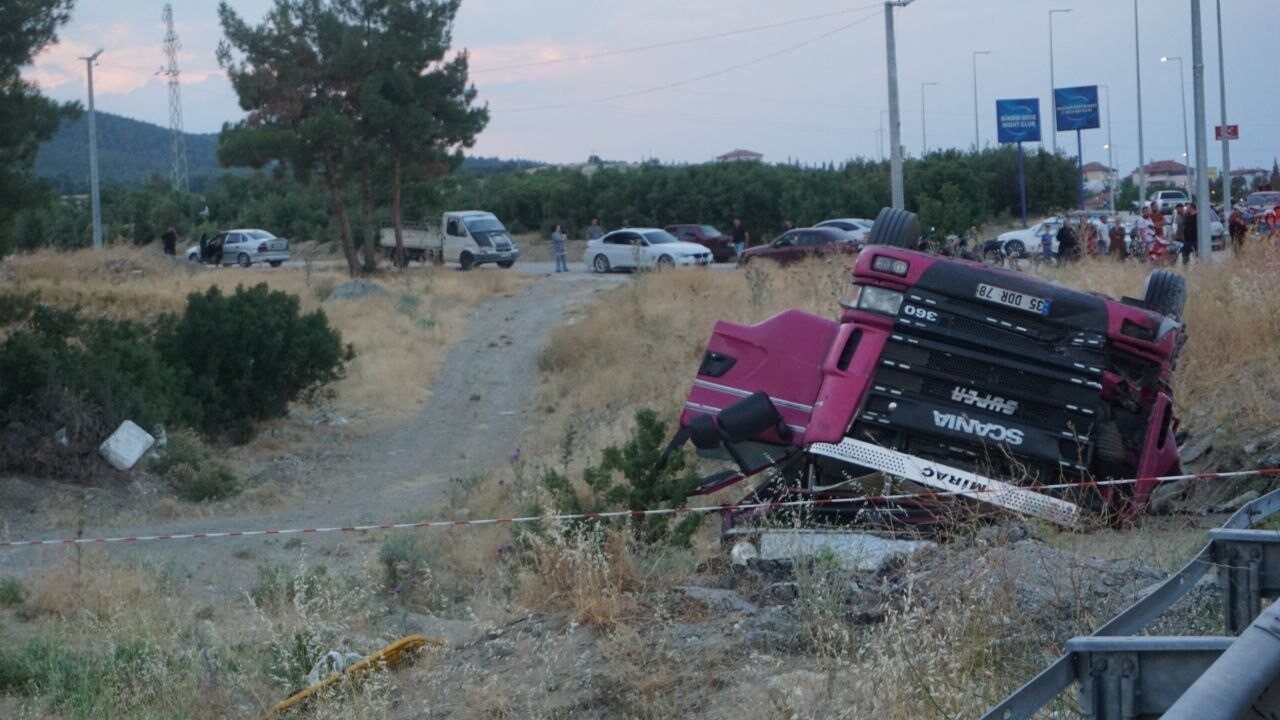 Burdur’un Gölhisar ilçesinde domates yüklü kamyonun şarampole devrilmesi sonucu meydana