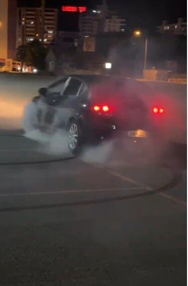 Konya’da Pazar alanında otomobil ile drift yapan sürücünün sosyal medyada