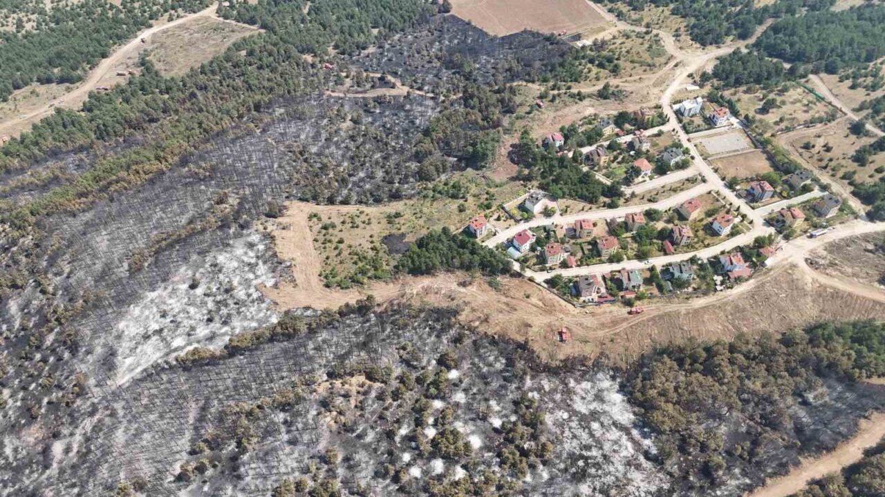 Karabük’ün merkez ilçesine bağlı Kahyalar Köyü yakınlarında çıkan orman yangını