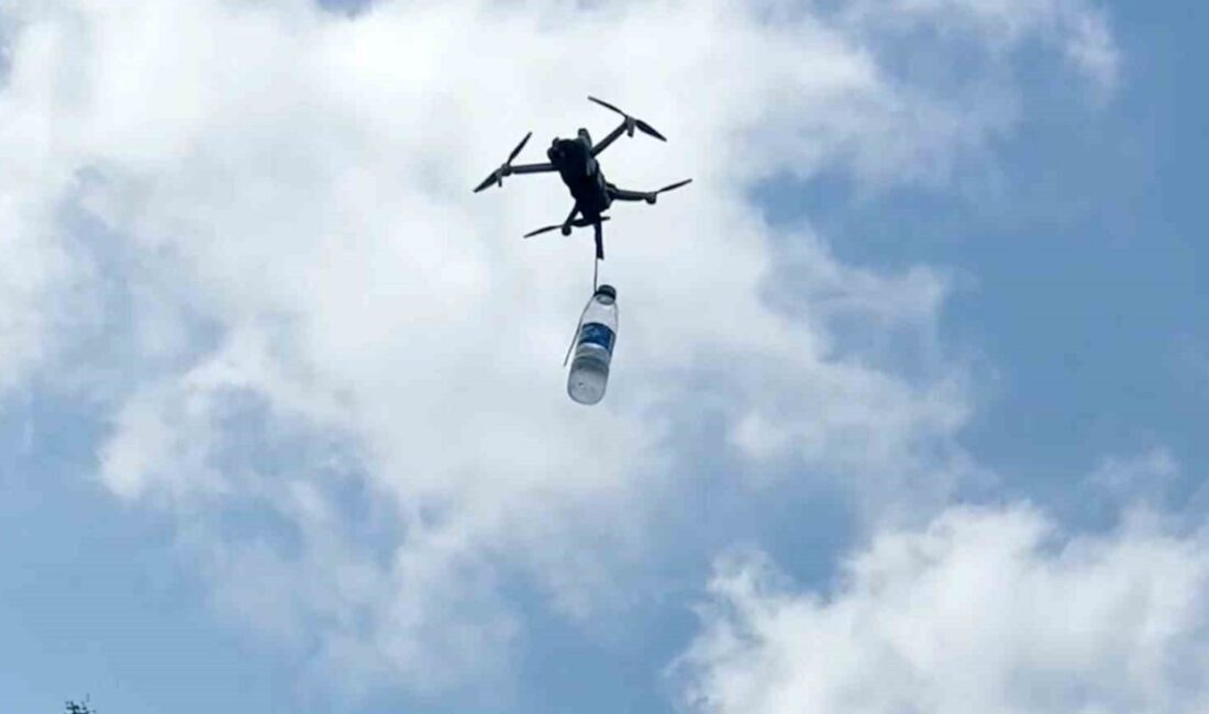 Rize’de çay müstahsili eve uzak olan arazisine dron ile su