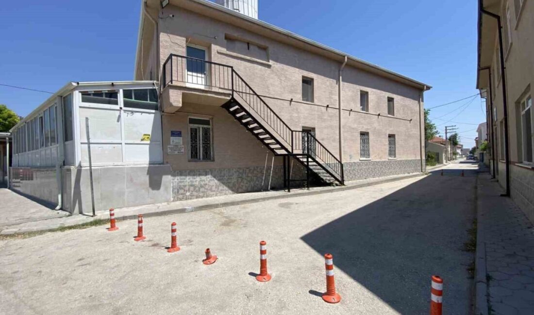 Eskişehir’de dubalarla kapatılan bir ara sokağın ilginç görünümü dikkat çekiyor.