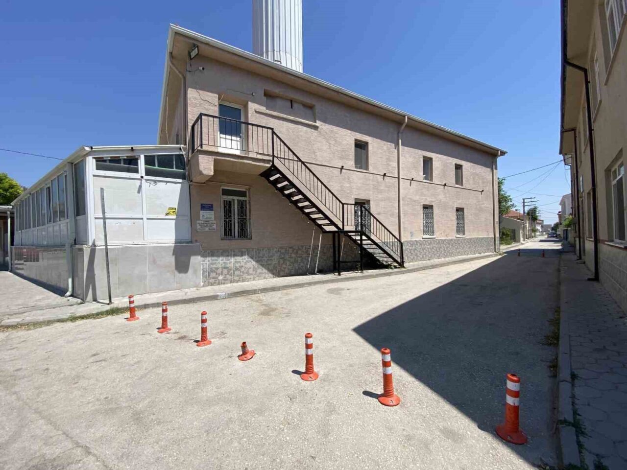 Eskişehir’de dubalarla kapatılan bir ara sokağın ilginç görünümü dikkat çekiyor.