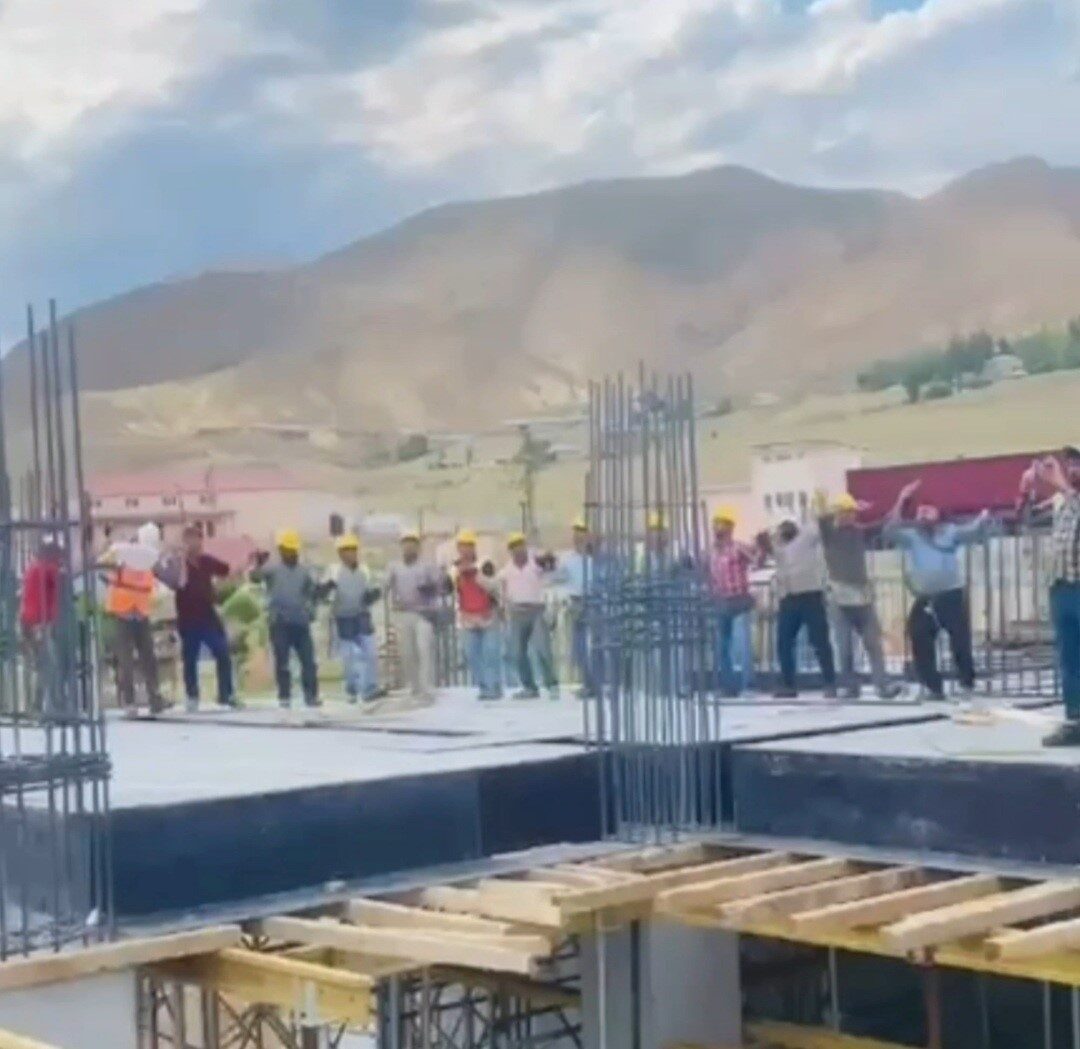 Van’ın Başkale ilçesinde düğün salonunda çalan müziğe dayanamayan inşaat işçilerinin