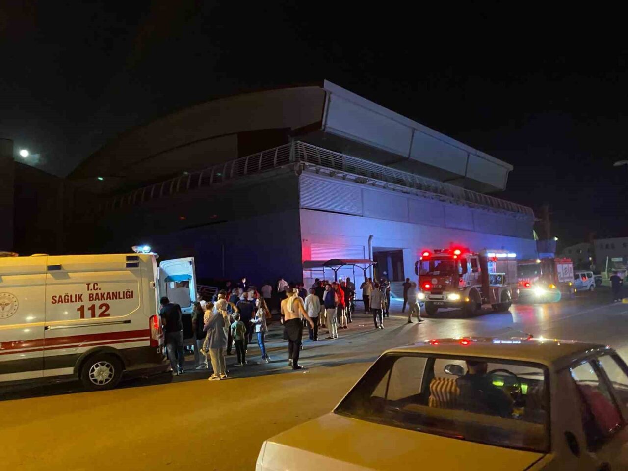 Kocaeli’nin Körfez ilçesinde bir düğün salonunun asansör bölümünde çıkan yangın