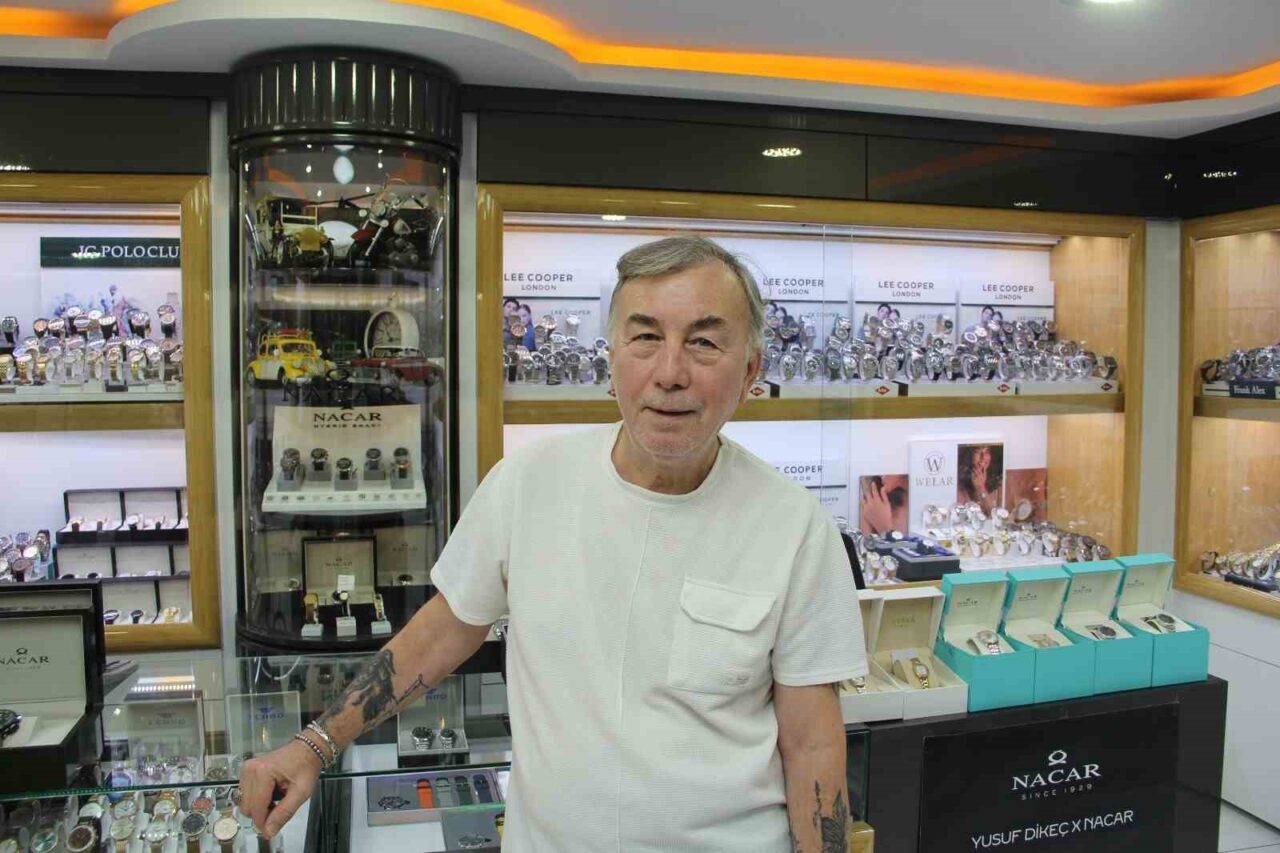 Eskişehir’de 15 yıldır saatçilik yapan Necdat Acerkan, yaz aylarıyla birlikte