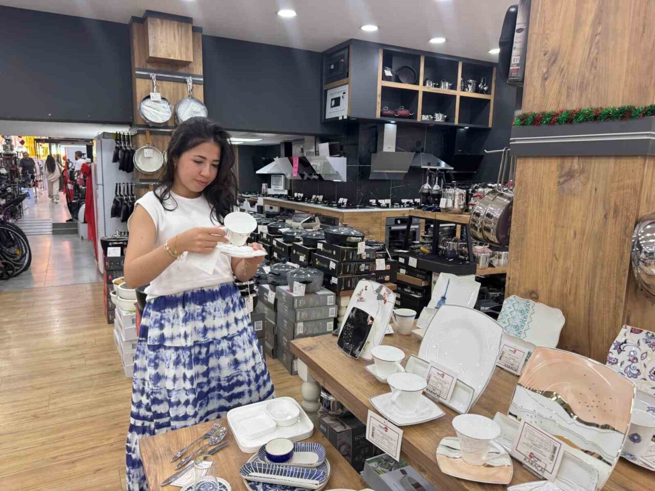 Eskişehir’de mobilya dükkânı işletmecisi Dilhan Kocabaş, yaz aylarının düğün sezonu