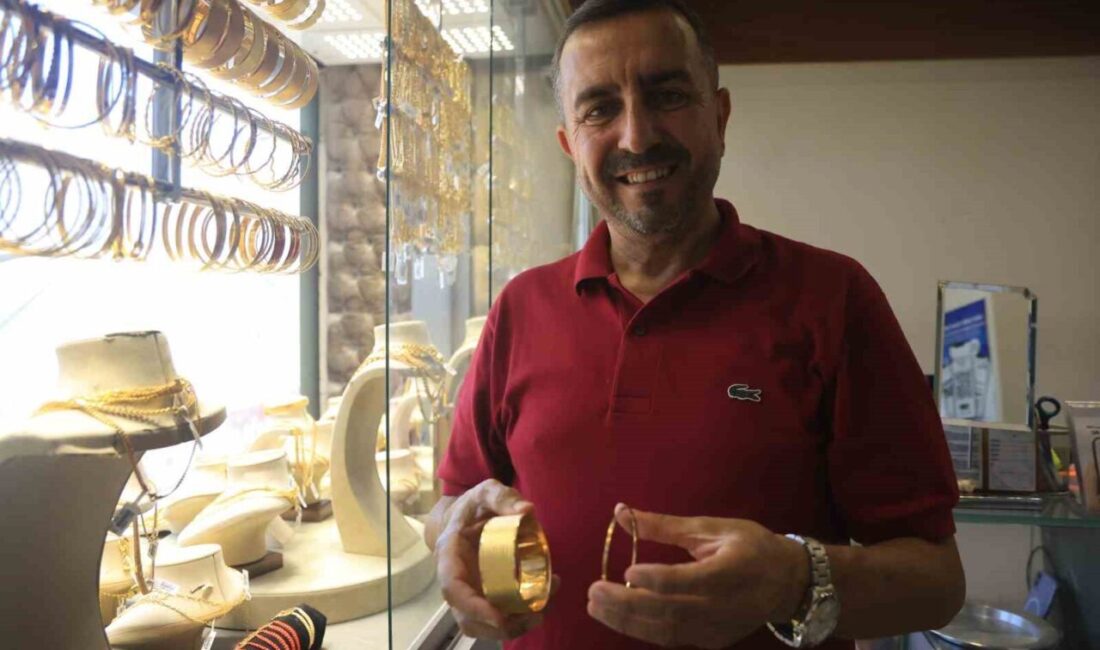 Hatay’da sarraflık yapan Ahmet Güney, düğün yapan çiftlere sahte altın