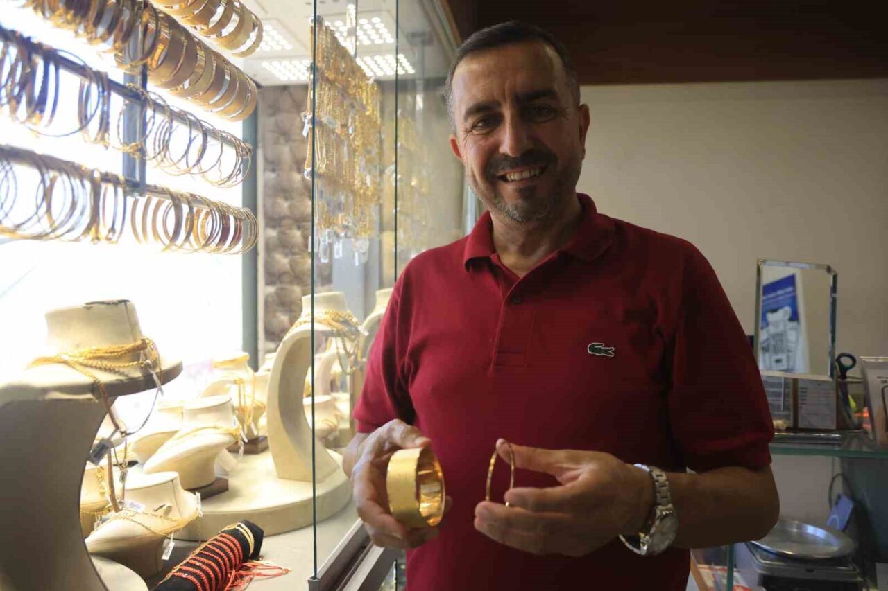 Hatay’da sarraflık yapan Ahmet Güney, düğün yapan çiftlere sahte altın