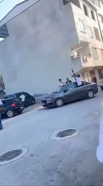 Bursa’daki bir düğünde damat ve gelinden fazla heyecanlanan davetliler, uzun