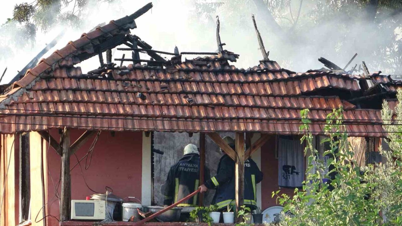 Antalya’da 2 katlı müstakil evin üst katı çıkan yangında küle