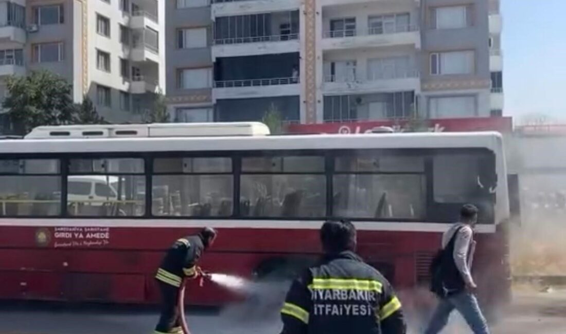 Diyarbakır’ın Çınar ilçesinde, durakta yolcu bekleyen halk otobüsünde çıkan yangın,