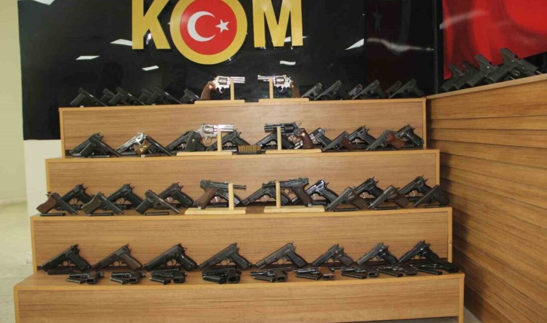 Şanlıurfa’da polis ekipleri tarafından durdurulan otomobilin motor kısmındaki çuvallarda 65