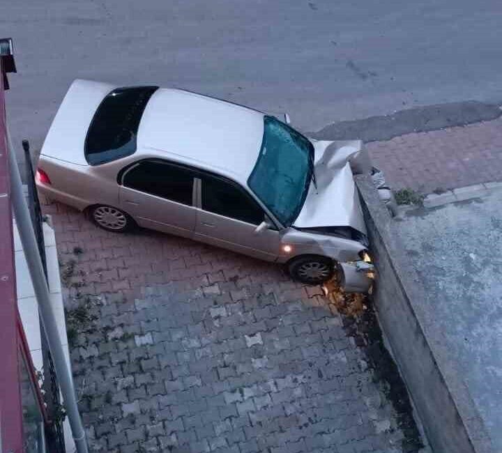 Karabük’ün Safranbolu ilçesinde kontrolden çıkarak duvara çarpan otomobilin sürücüsü yaralandı.