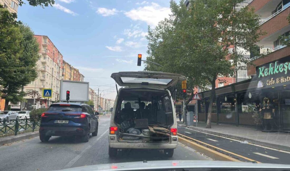 Eskişehir’de bir minibüsün bagajına kapısı açık bir şekilde yüklenen keresteler