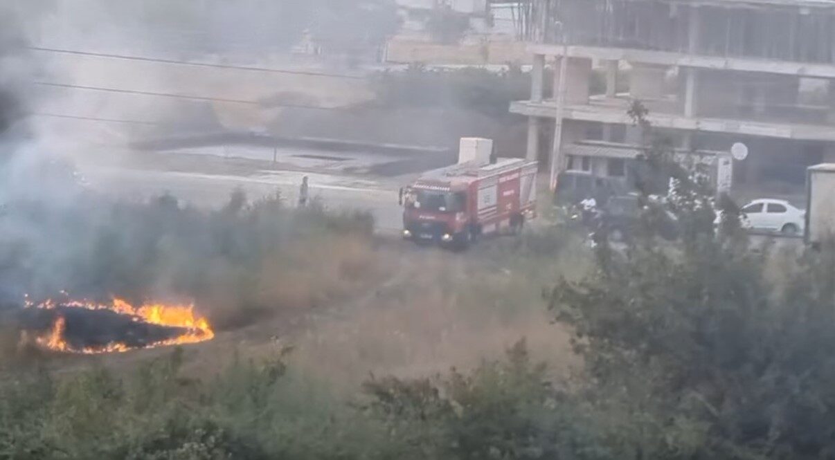 Düzce’de iki farklı noktada çıkan anız yangını, itfaiye ekiplerinin zamanında