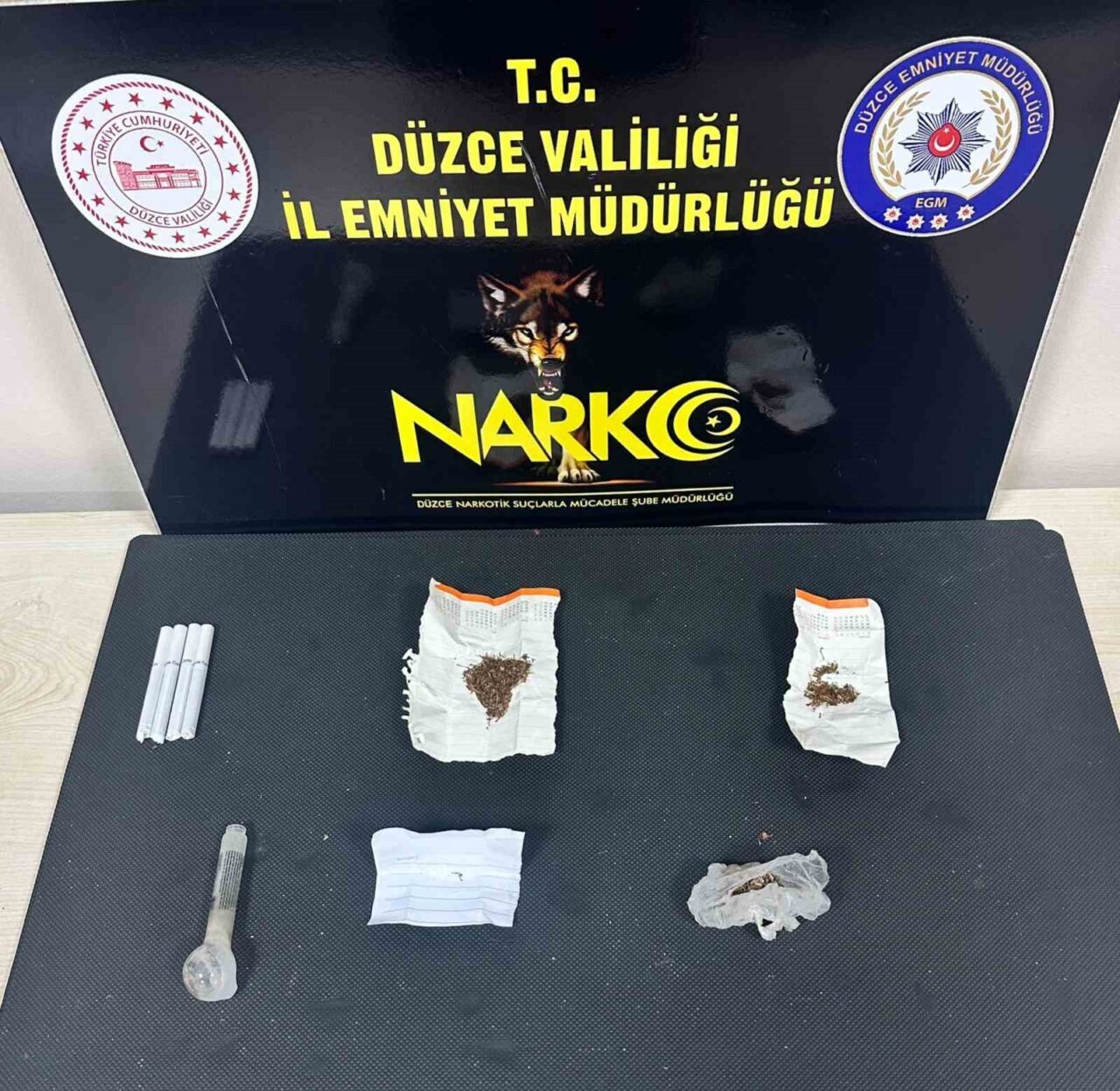 Düzce’de polis ekipleri tarafından düzenlenen uyuşturucu operasyonunda 2 şüpheli yakalandı.