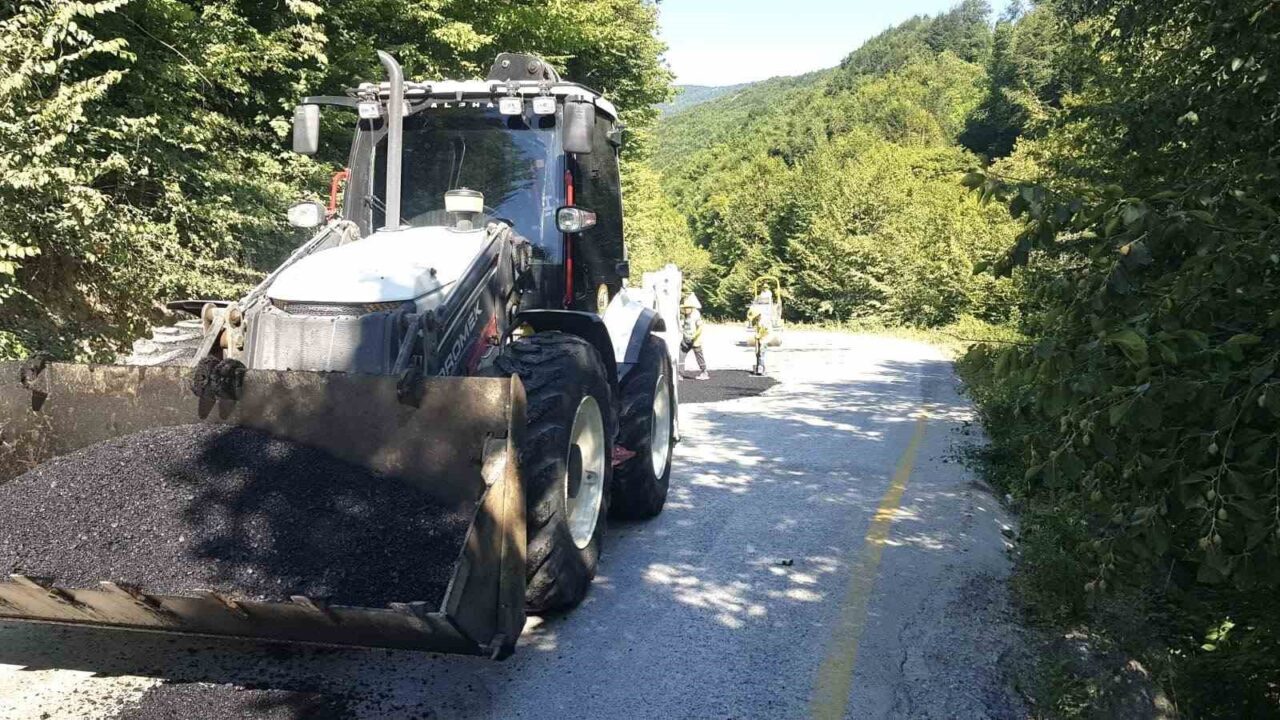 DÜZCE (İHA) – Düzce İl Özel İdaresi ekipleri köy yollarında