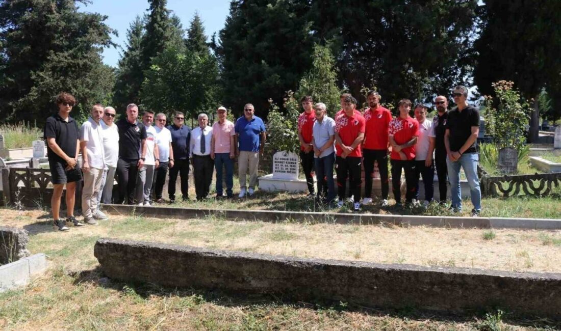 Düzcespor sevdalıları merhum gazeteci Mehmet Gıdıman ve Merhum Gazeteciler Cemiyeti