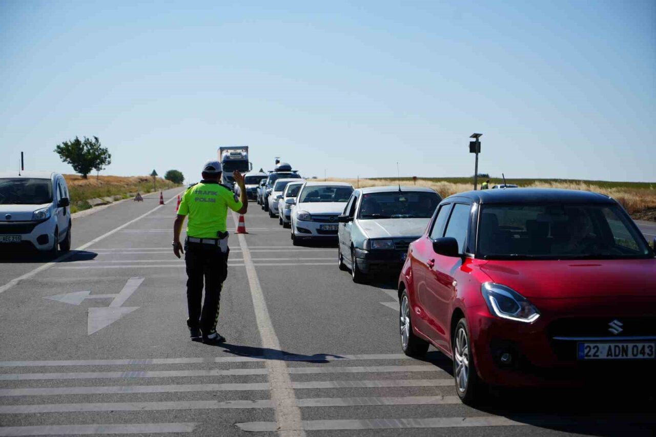 Edirne ile Havsa ilçesi arasında çıkan anız yangını, ekiplerin müdahalesiyle