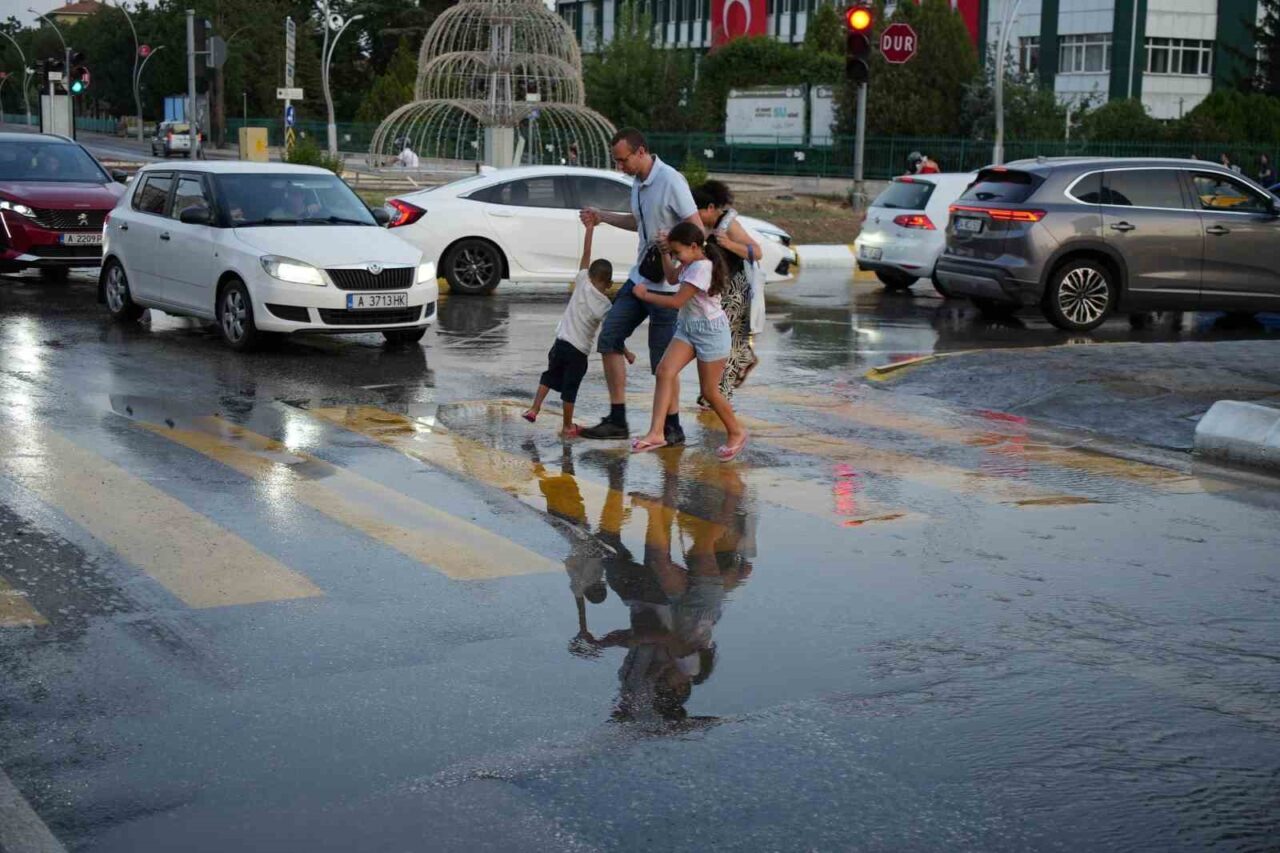 Edirne’de aynı noktada ikinci kez patlayan su hattı, hayatı yine