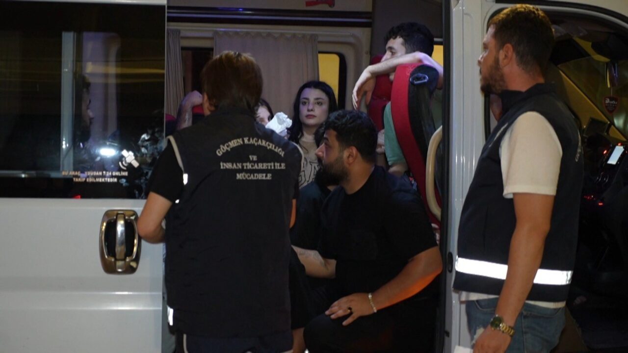 Edirne’de bir eve düzenlenen operasyonda aralarında çocuk ve kadınların da