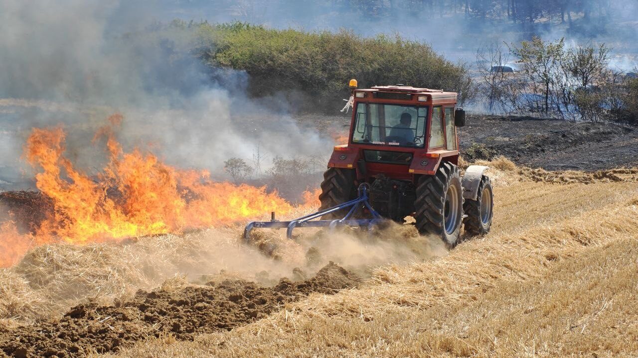 Edirne’nin Keşan ilçesine bağlı Susamdere mevkiinde çıkan orman ve anız