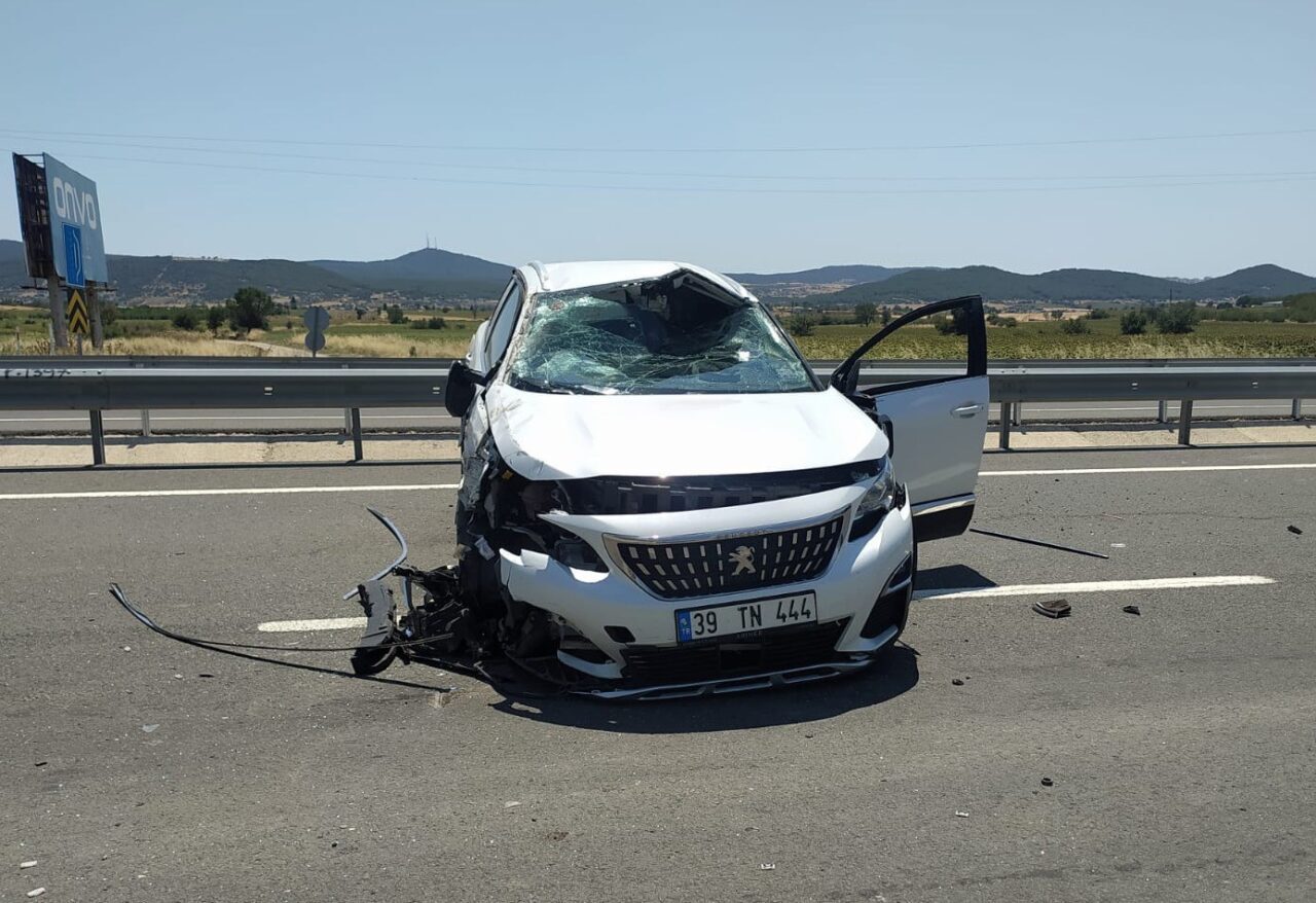 Edirne’nin Keşan ilçesinde bir otomobilin radar uygulaması yapan polis aracına