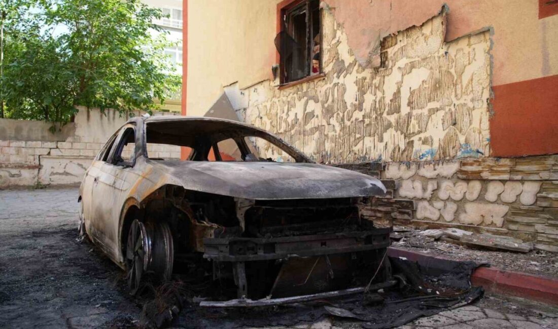 Edirne’de çıkan yangında iki otomobil alev topuna döndü, apartman sakinleri