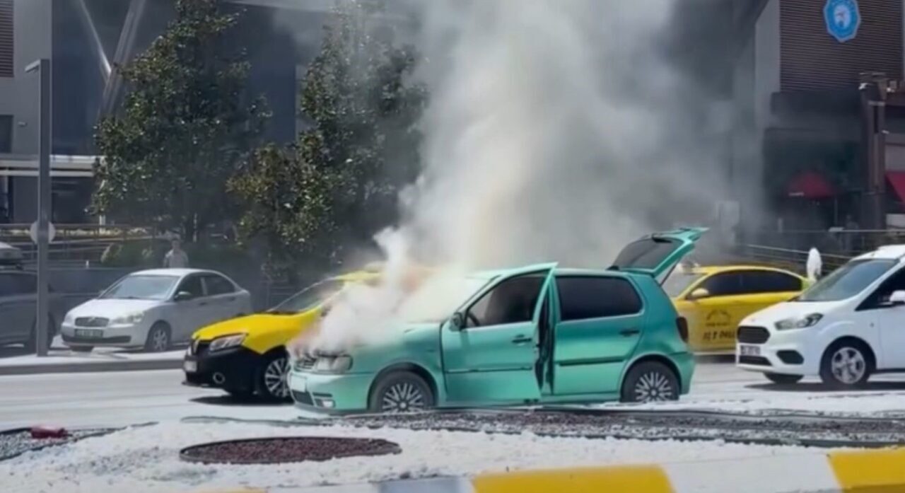 Edirne’de seyir halindeki bir otomobilin motor kısmının bir anda alev