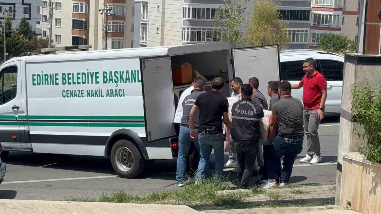 Edirne’de bir apartman dairesinde kötü kokuların yayılması üzerine girilen evde,