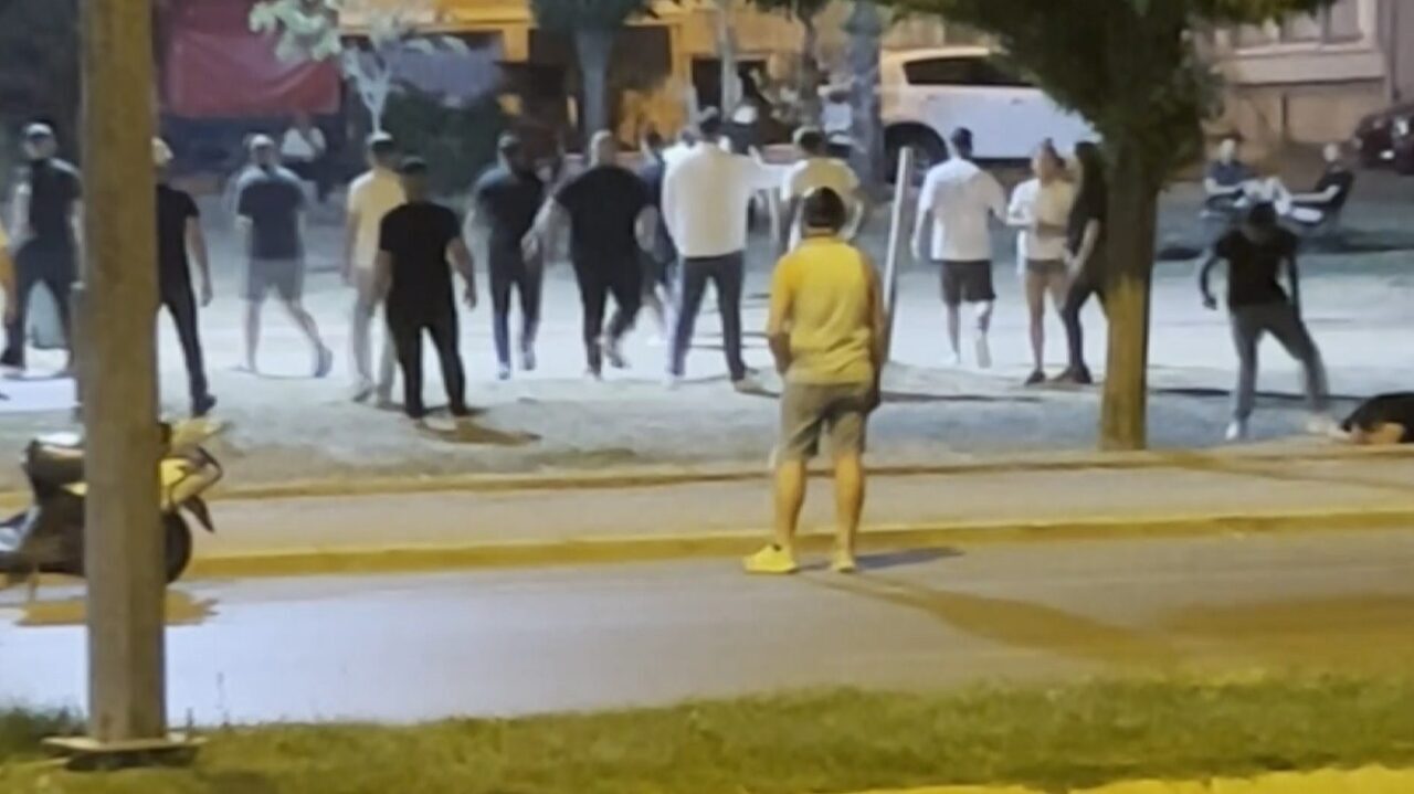 EDİRNE (İHA) – Edirne’de bir parkta iki grup arasında tekmeli