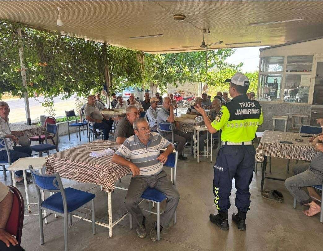 Aydın’ın Efeler ilçesinde trafik jandarması ekipleri tarafından motosiklet kullanıcılarına yönelik