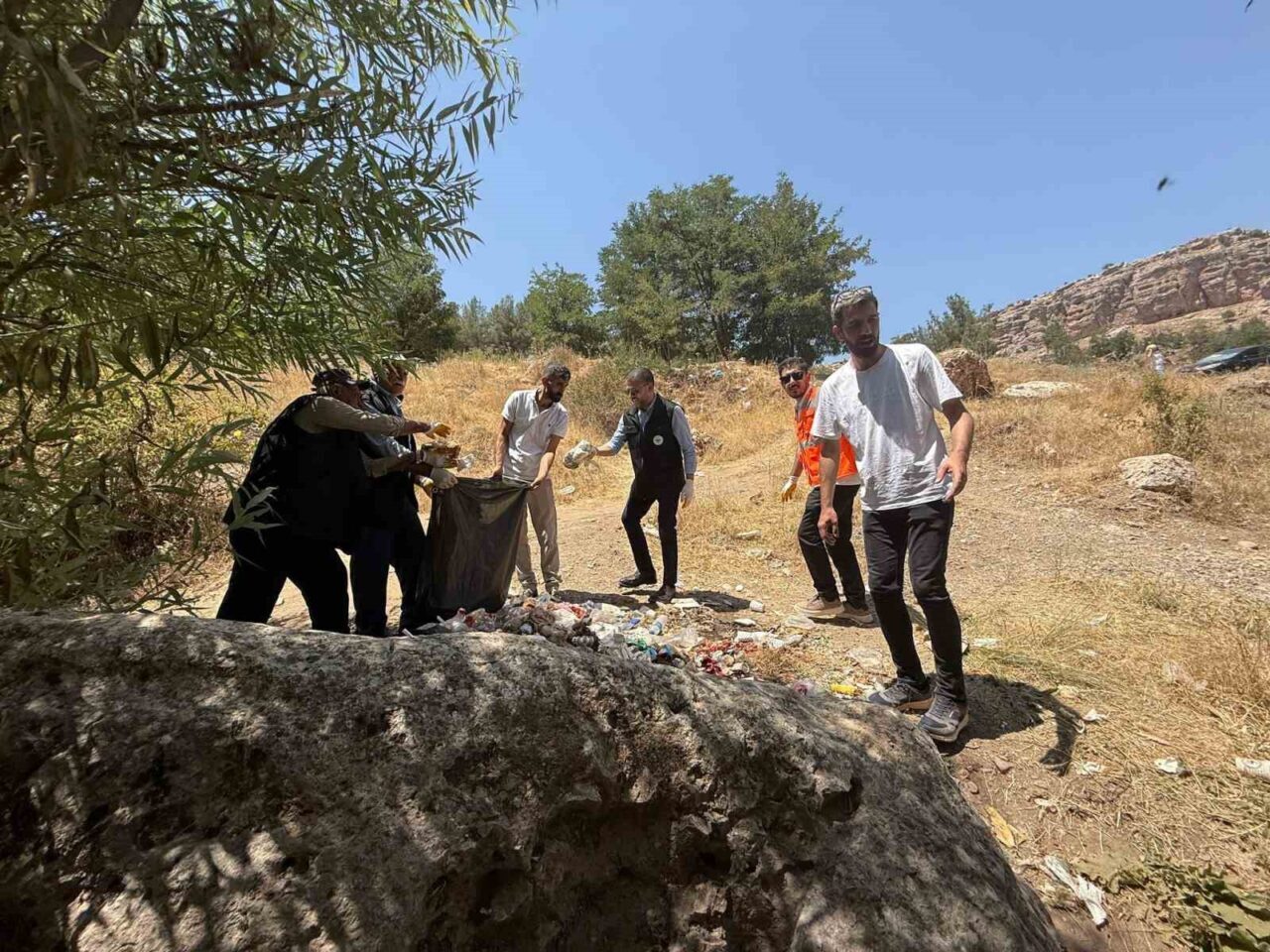 Diyarbakır’da, Eğil Belediye Başkanı Fırat Seydaoğlu ve beraberindeki personel, piknik