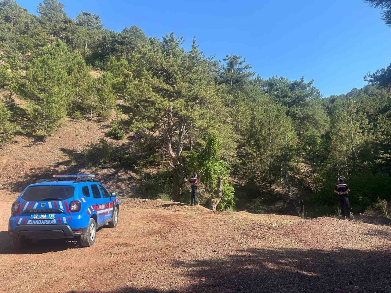 Isparta’nın Eğirdir ilçesinde jandarma ekipleri, yangın riskine karşı ormanlık alanlarda