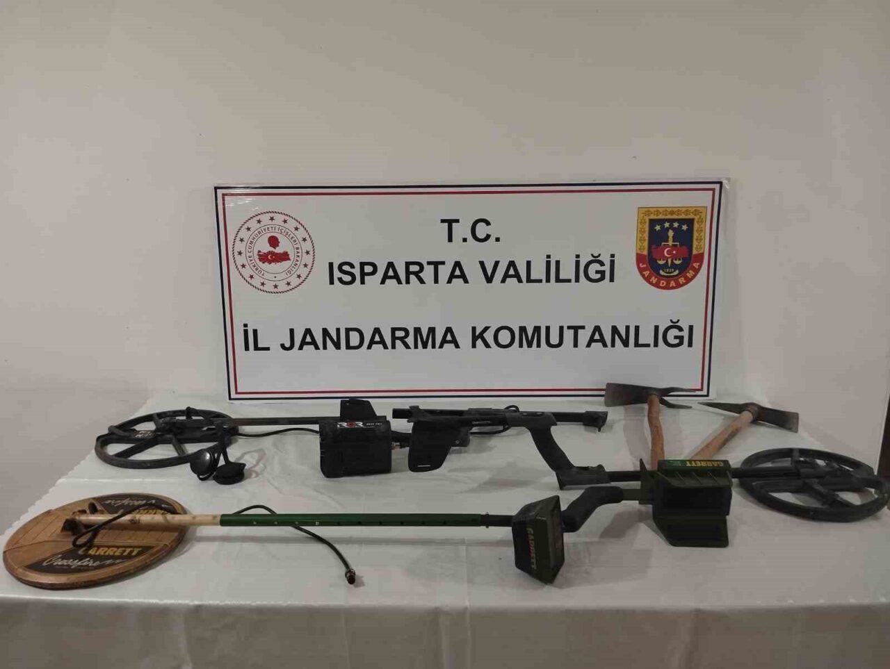 Isparta’nın Eğirdir ilçesi Barla Köyü’nde jandarmanın devriyesi sırasında şüphelenilen 4