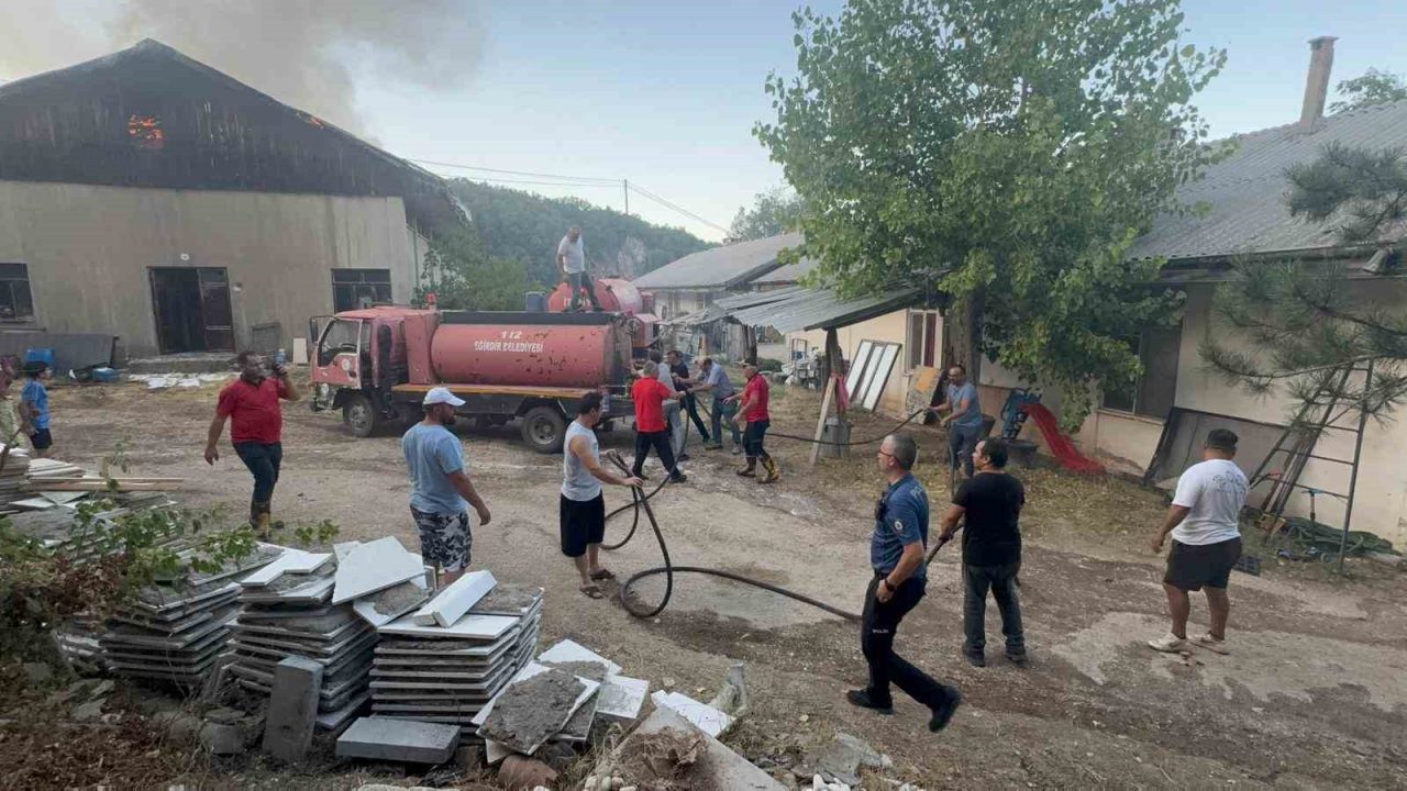 Isparta’nın Eğirdir ilçesinde, bir sincabın trafodaki tellere teması sonucu çıkan