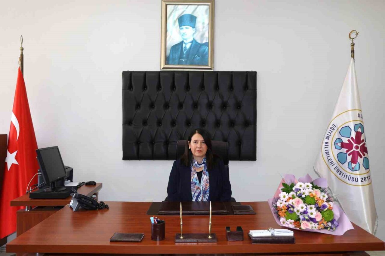 Bursa Uludağ Üniversitesi (BUÜ) Eğitim Bilimleri Enstitüsünde görev değişimi yaşandı.